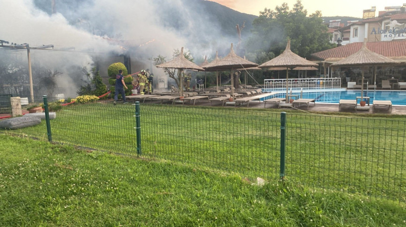 Balıkkesir Erdek'te otel bahçesinde yangın çıktı
