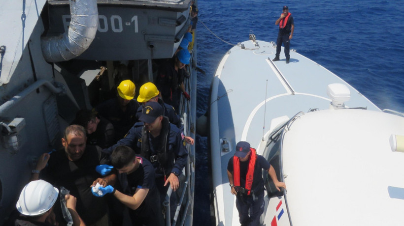 TCG Bozcaada, yardım çağırısı alınan teknedeki vatandaşı kurtardı