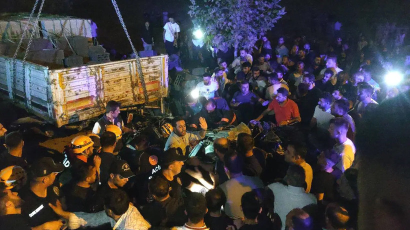 Park halindeki tıra otomobil çarptı 2 kişi yaşamını yitirdi