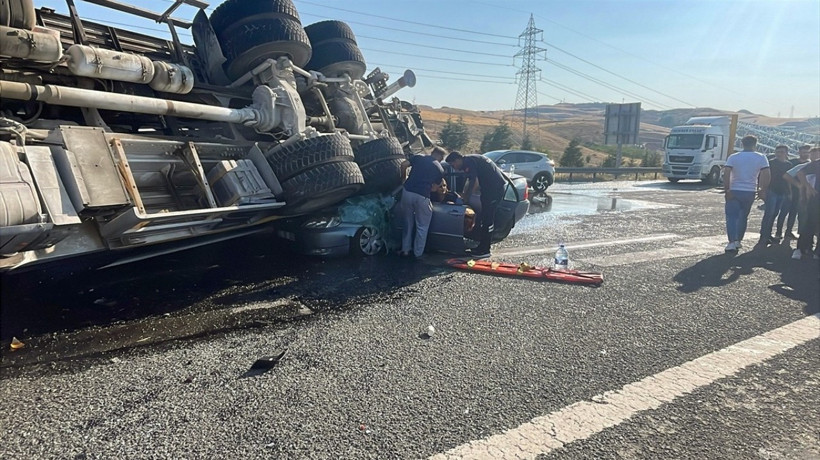 Ankara'da devrilen iş mikserinin otomobile çarpması sonucu 6 kişi yaralandı