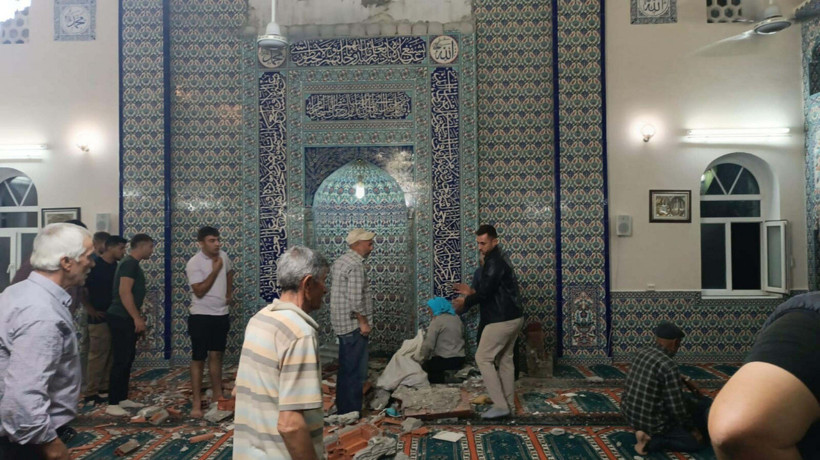 Camide duvardan kopan sıva ve tuğla parçaları üzerlerine düştü: 1 ölü, 1 yaralı