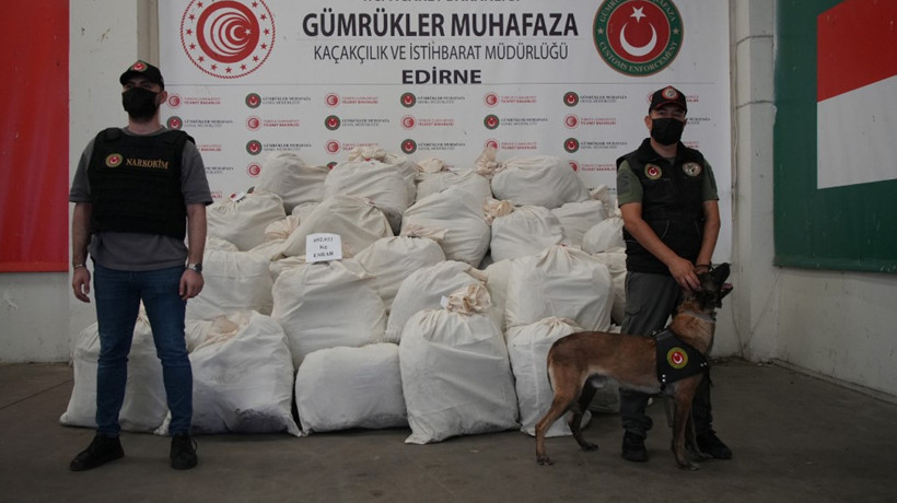 Kapıkule’de boya yüklü bir tırda, teneke kutular içerisine gizlenmiş 692 kilo 22 gram esrar yakalandı