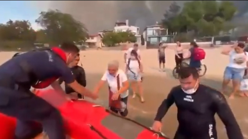Çanakkale'deki yangınlarda mahsur kalan 300'ün üzerinde vatandaş kurtarıldı