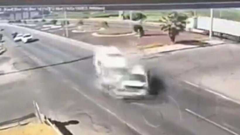 Ambulansla otomobilin çarpıştığı ölümlü kaza kamerada