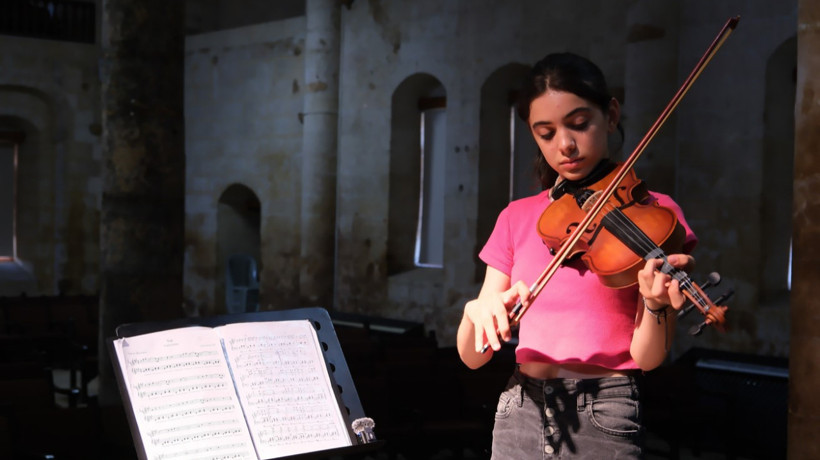 Köyde keman çalmayı öğrenen 14 yaşındaki kız güzel sanatlar lisesini kazandı