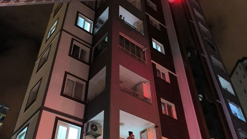 Adana'da Balkon Demirlerine Sıkışan Kedi Kurtarıldı