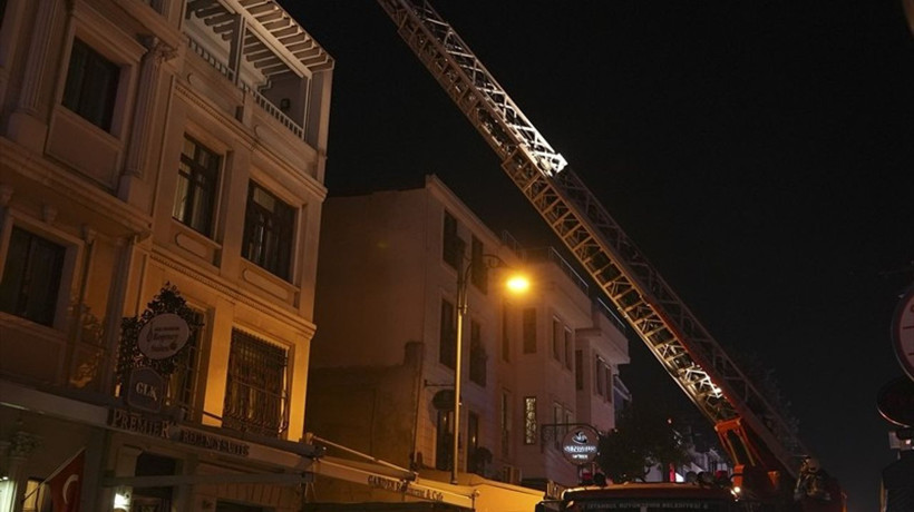 Fatih'te Otel Yangını Kontrol Altına Alındı
