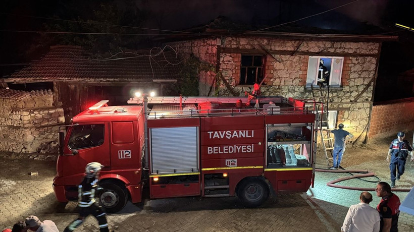 Kütahya'da Köyde Çıkan Yangın 4 Evi Harabeye Çevirdi