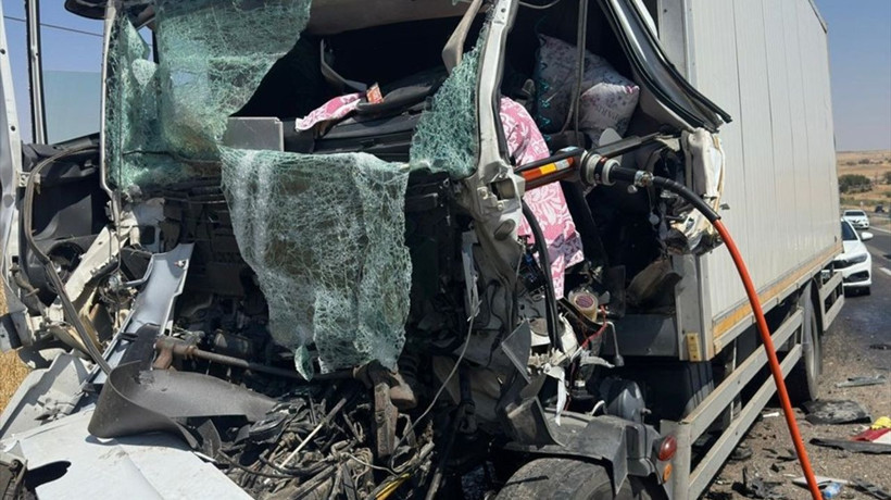 Diyarbakır'da Trafik Kazası: Saman Yüklü Kamyona Çarpan Sürücü Hayatını Kaybetti