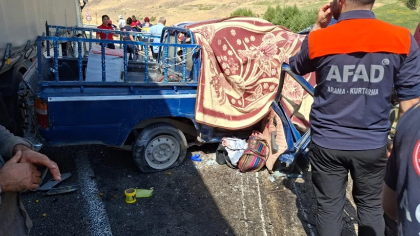 Hakkari-Van yolunda katliam gibi kaza! 4 kişi öldü!