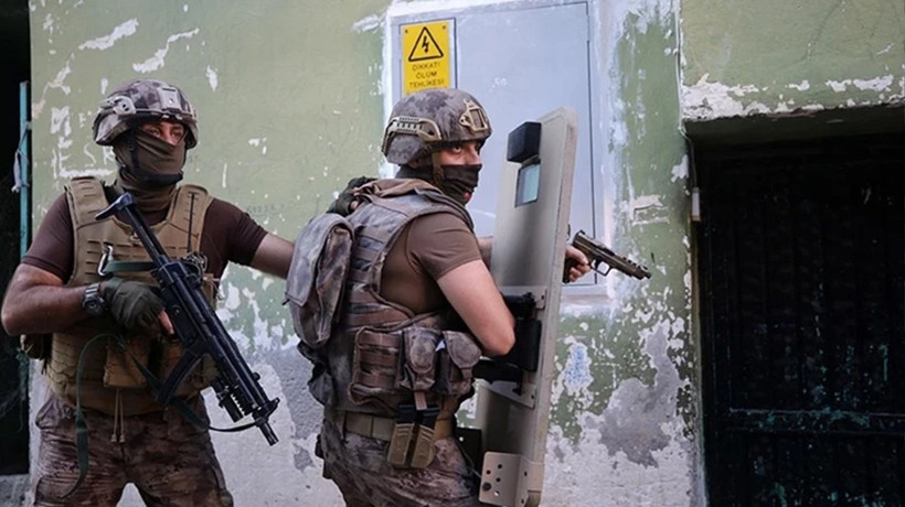 Mersin’de terör örgütü DEAŞ’a darbe: Silahlı 8 şüpheli yakalandı