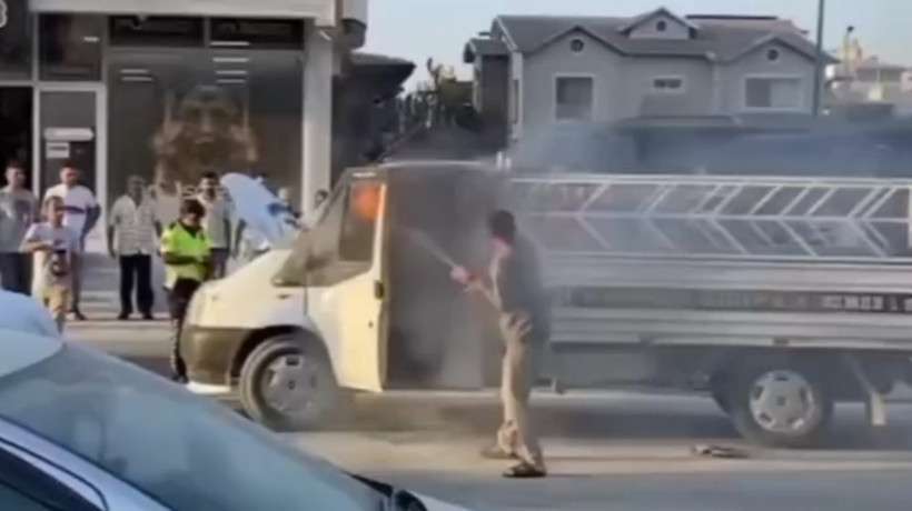 Çalkaladığı gazlı içecekle yangını söndürmeye çalıştı