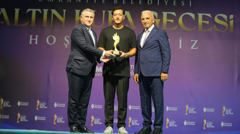 ‘Yılın spor insanı’ eski futbolcu Mesut Özil seçildi