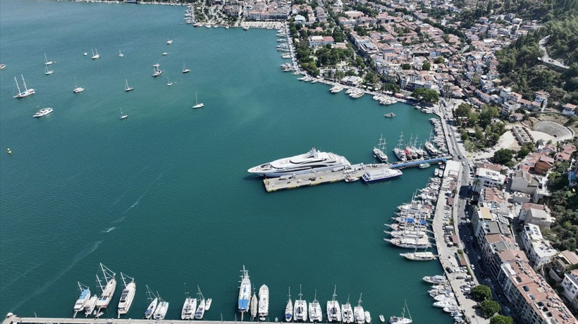 Fethiye'de Mega Yat 'I Dynasty' Yakıt İkmaline Tabi Tutuldu