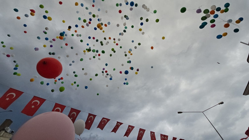 Lösemiyi yenen 11 yaşındaki Ali Demir, yüzlerce balonla karşılandı