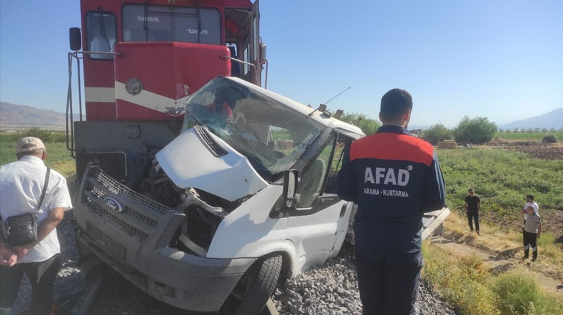 Elazığ'da Tren Kazası: Kamyonet Sürücüsü Yaralandı