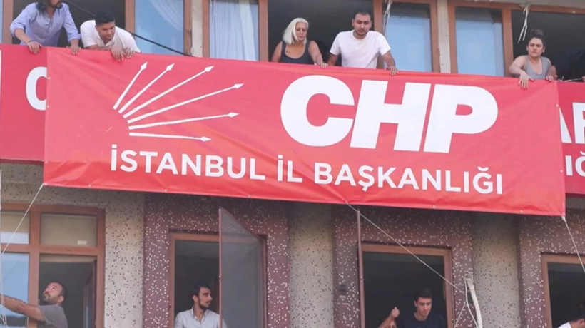 CHP'nin Bahçelievler binasına 'İstanbul İl Başkanlığı' afişi asıldı