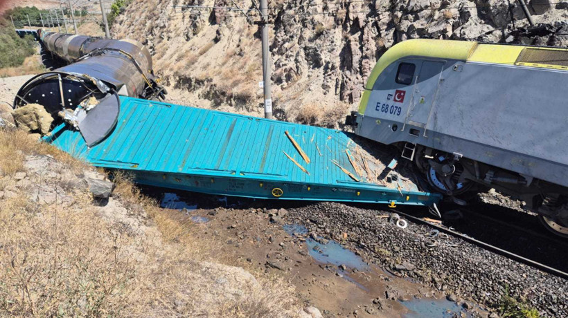 Malatya'da iki yük treni çarpıştı: 1 yaralı