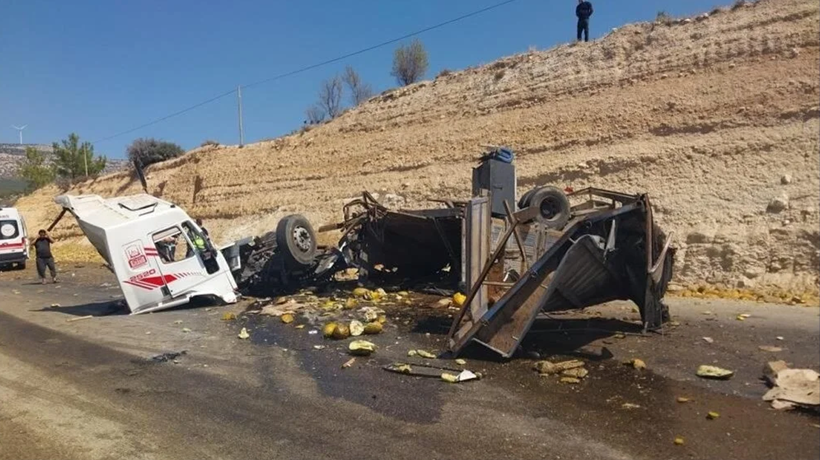 Mersin'de feci kaza! Yolcu otobüsü ile kamyon çarpıştı
