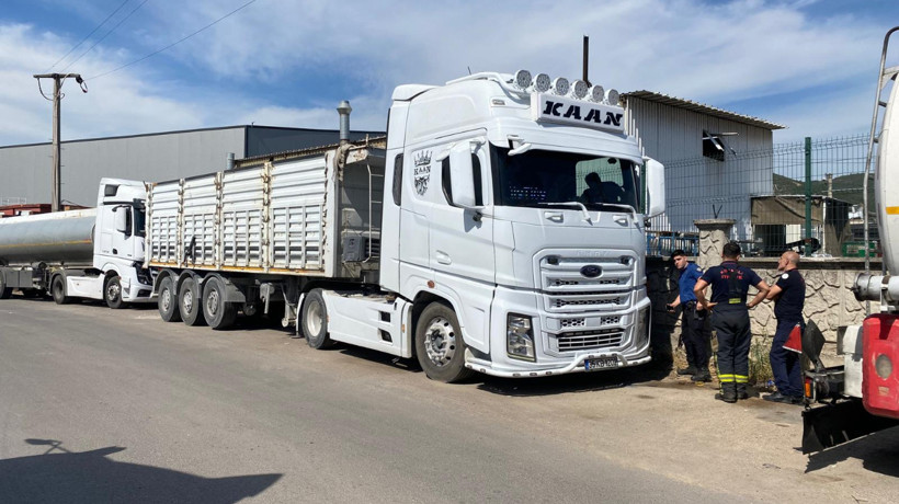 Damperi elektrik tellerine temas edince akıma kapılan kamyonun sürücüsü ağır yaralı