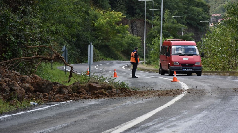 Trabzon'da Toprak Kayması: Sera Gölü Yolunda Ulaşım Kontrollü Sağlanıyor