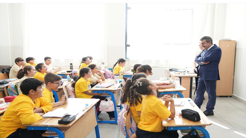 Bakan Tekin'den Gaziantep’te sürpriz okul ziyareti