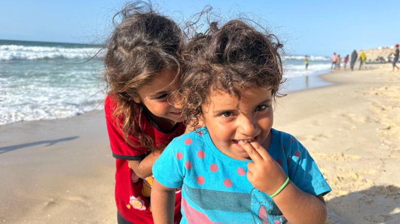 Gazzeli çocukların insani yardım getirecek aktivistleri sahilde umutla bekleyişi sürüyor