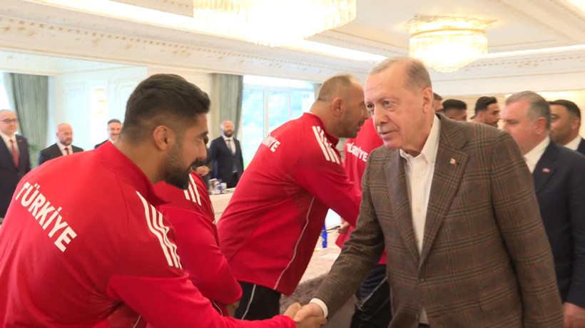 Cumhurbaşkanı Erdoğan, şampiyon güreşçileri kabul etti