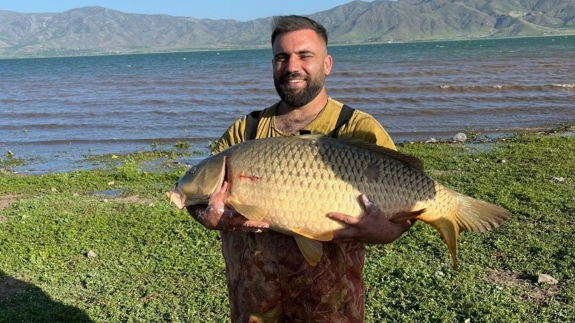 Elazığ’da amatör balıkçı 32 kiloluk dev sazan yakaladı