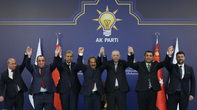 7 belediye başkanı AK Parti’ye geçti: Rozetlerini Erdoğan taktı