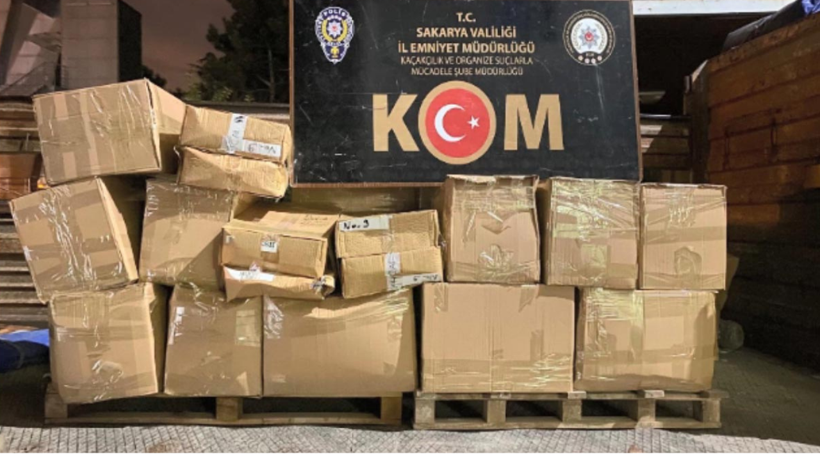 Kamyonetlerde 2 milyon liralık kaçak nargile tütünü ele geçirildi