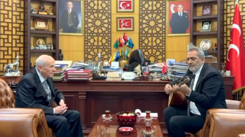 Yavuz Bingöl, Bahçeli'ye bağlama hediye etti