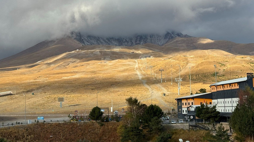 Erciyes’e mevsimin ilk karı düştü: Zirve beyaza büründü