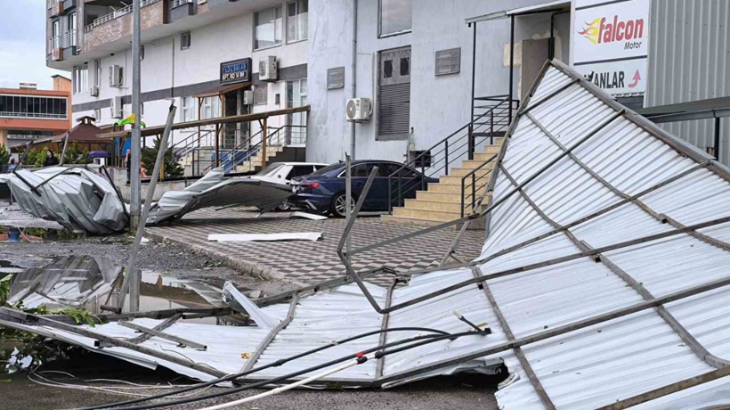 Hatay'da fırtına; 2 binanın çatısı uçtu, araçlar zarar gördü