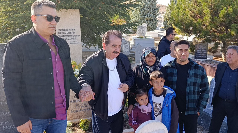 İbrahim Tatlıses, Neşet Ertaş’ın mezarını ziyaret etti