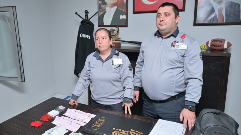 Esenyurt'ta güvenlik görevlisinden örnek davranış: İçi altın dolu çantayı sahibine teslim etti