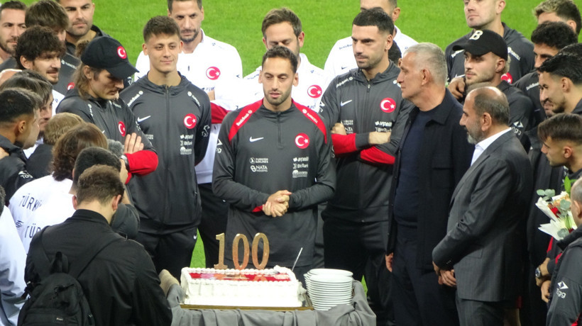 Hakan Çalhanoğlu'na 100. milli maç sürprizi