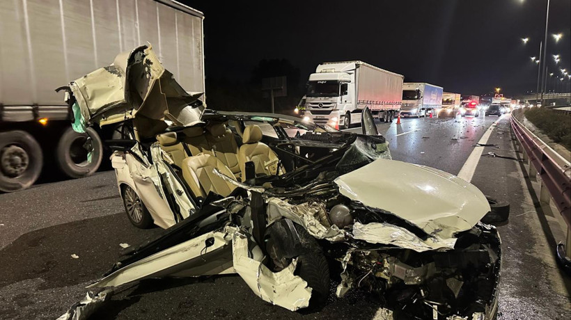 Kuzey Marmara Otoyolu'nda otomobil kamyonete çarptı: 3 yaralı