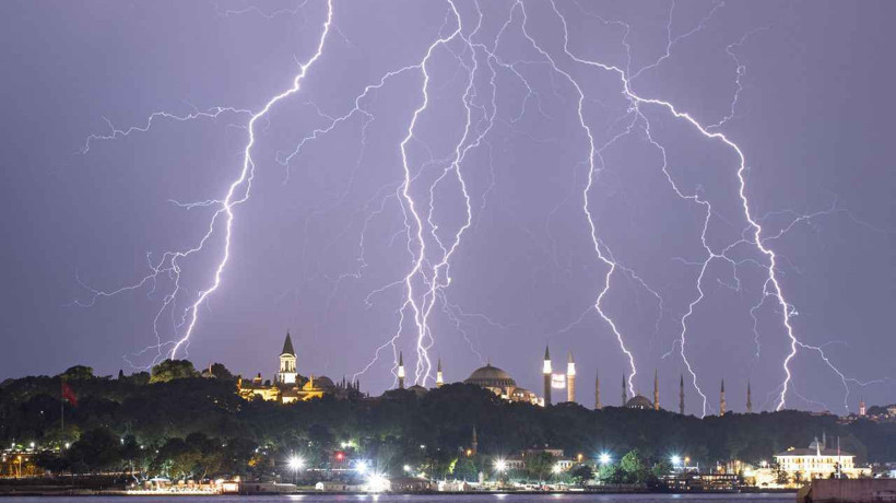 Meteoroloji ve Valilik’ten peş peşe uyarı: İstanbul'a çok kuvvetli geliyor