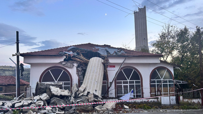 Fırtına minareyi yıktı: Cemaat ölümden döndü