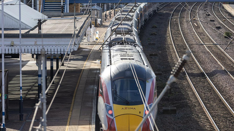 İngiltere'de trende bıçaklı saldırı