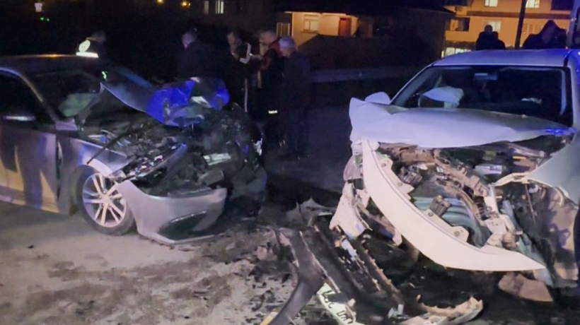 İki otomobil kafa kafaya çarpıştı: 7 yaralı