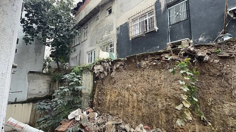 İstanbul'da iki bina arasındaki istinat duvarı çöktü