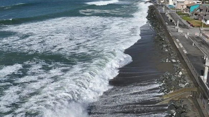 Japonya’da 6,8 büyüklüğündeki depremin ardından hafif ölçekli tsunami meydana geldi