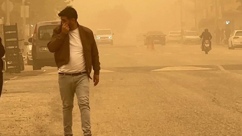 Toz bulutu kenti kızıla boyadı!