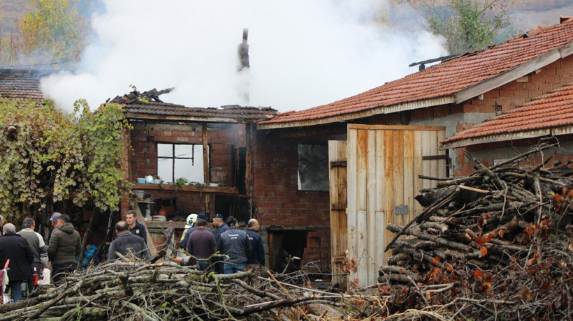 Evi yanan yaşlı çiftçinin biriktirdiği paralar ve eşyaları küle döndü