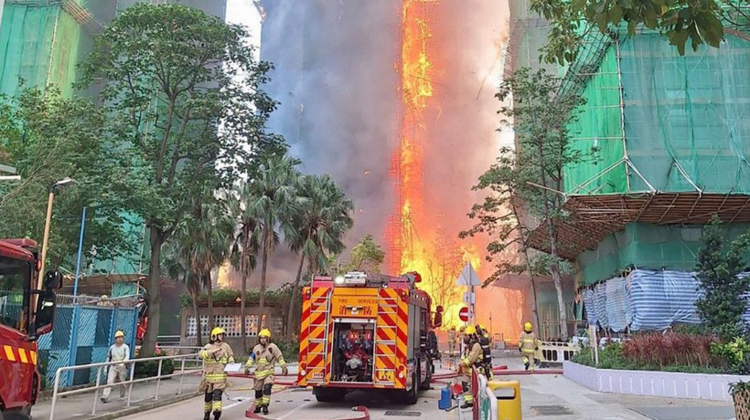 Hong Kong’da gökyüzünü alevler sardı! Çok katlı binada facia