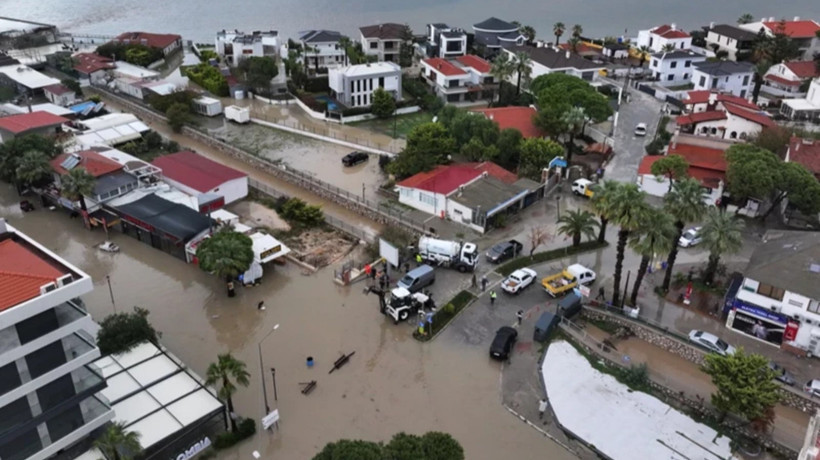 İzmir'in Çeşme ilçesi sular altında kaldı!