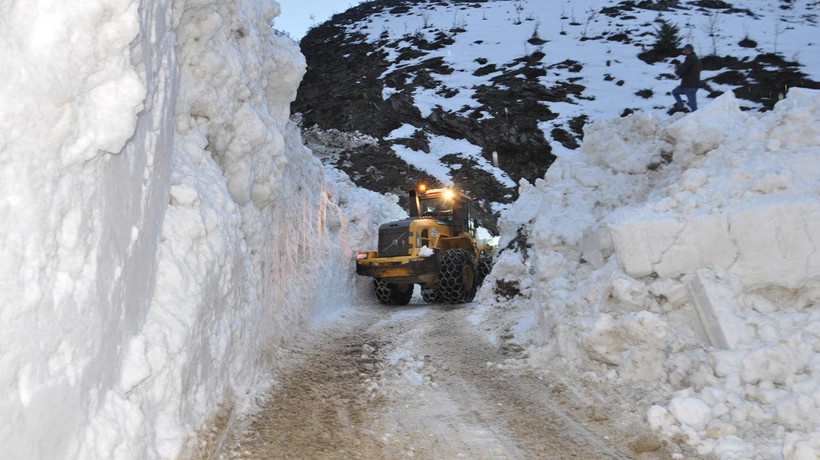 Bitlis'te çığ yolu kapattı, ekipler seferber oldu