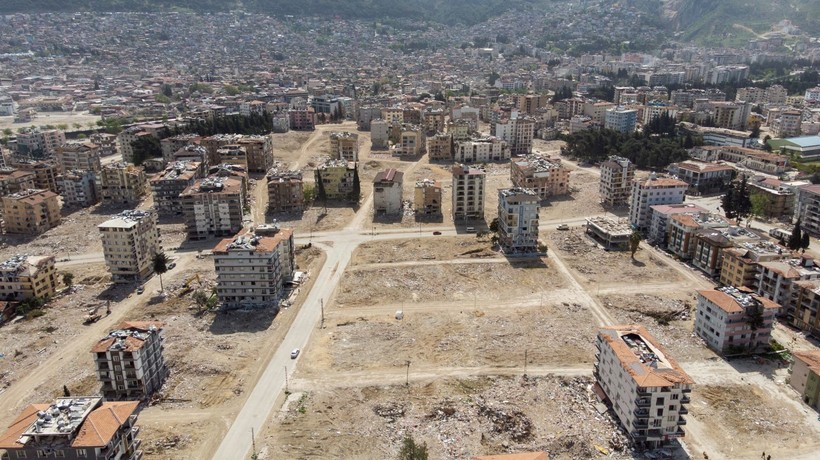 Kahramanmaraş merkezli depremlerde adeta enkaza dönen Hatay'da meydanlar oluştu - Resim: 1